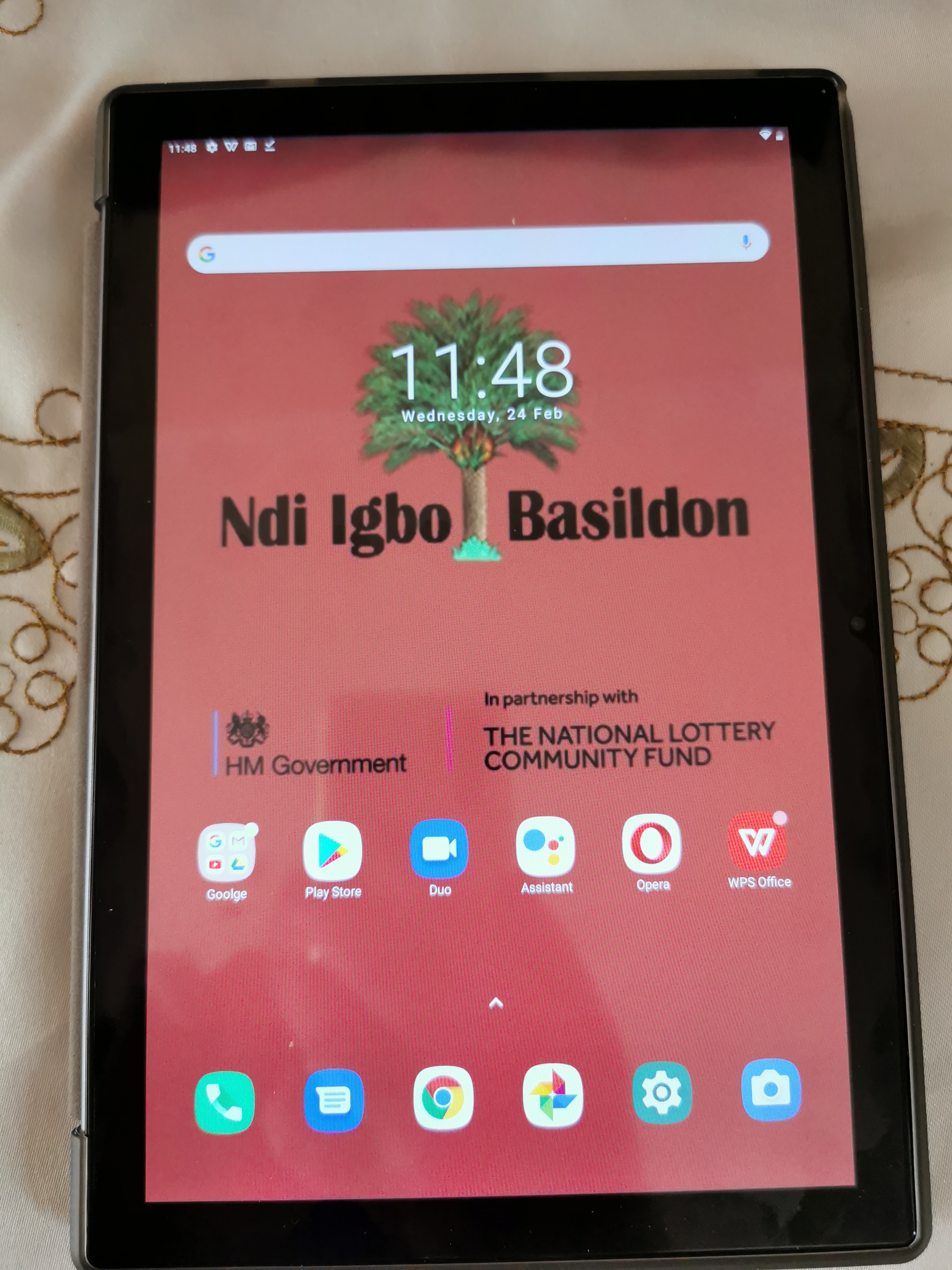 A picture of the tablet loaded with the software and wallpaper for Ngi Igbo